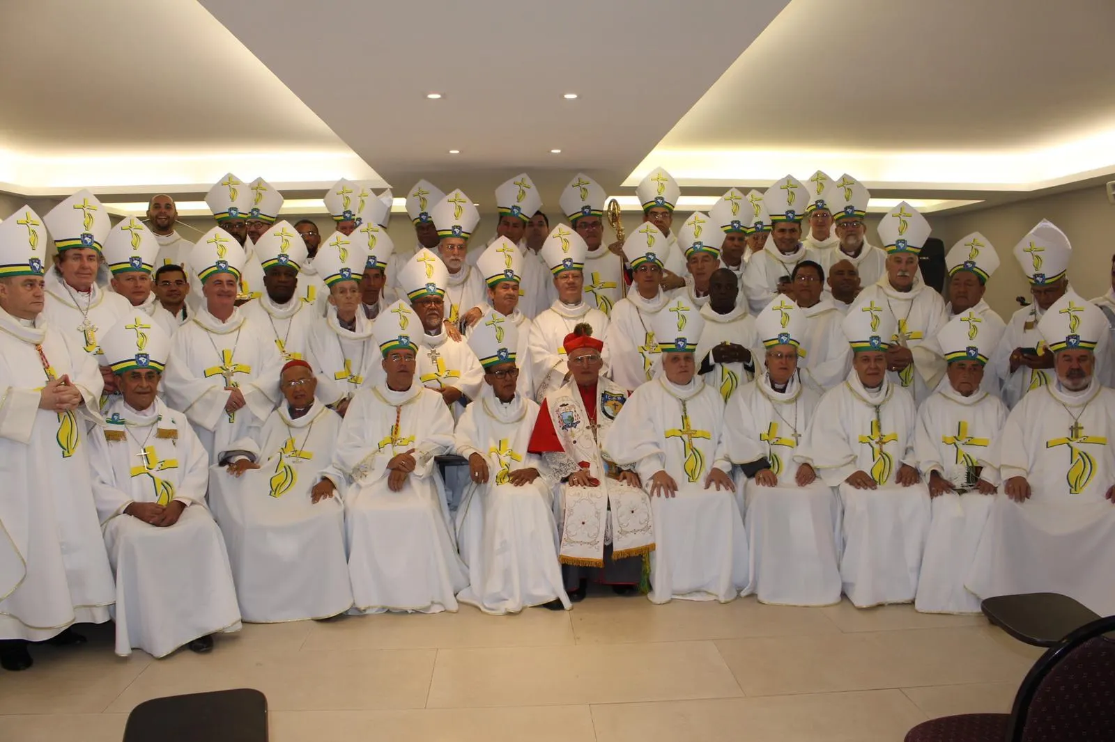 Grupo de miembros reunido durante un encuentro de la comunidad
